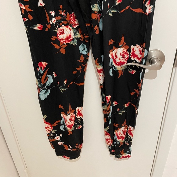DouBCQ Floral Jumpsuit with Pockets - Size Medium - Picture 8 of 8